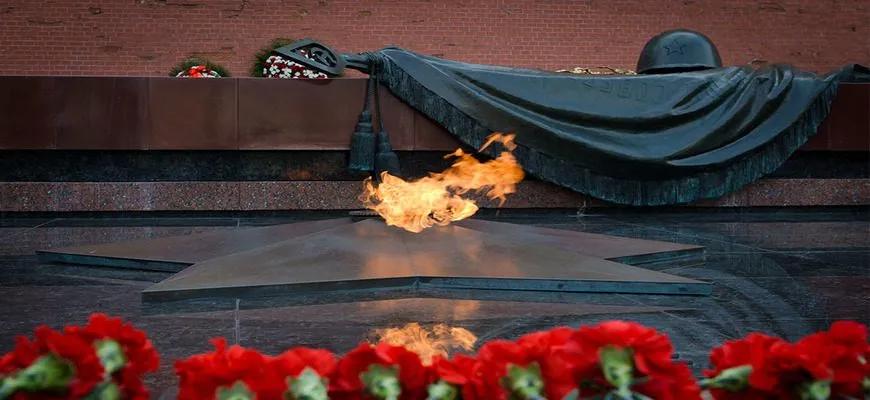 Сочинение: Согласны ли вы с фразой Ломоносова: «Народ, не знающий своего прошлого, не имеет будущего»?