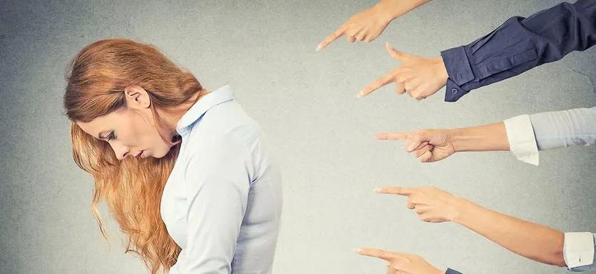 Сочинение: Почему человек зависит от общественного мнения?